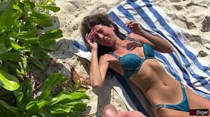 Ragazza scioccata pisciata sulla spiaggia pubblica! Che scena!