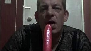 Sissy bissexual travesti Mark Wright quer sentar no seu pau e cavalgar como nesse dildo