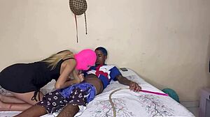 comendo gostoso a branquinha novinha sem camisinha