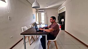 al llegar a casa y me la chupa infraganti y le la tengo que follar 😏