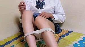 台湾レディーボーイが制服コスプレで素足脚と手コキテク見せる