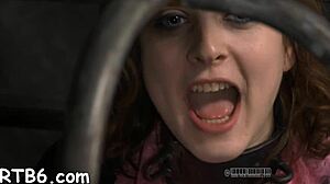 Holená piča v bondage s šľahaním a orálnou akciou