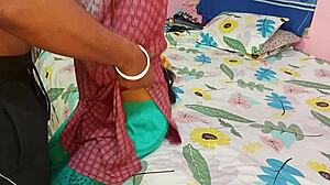 Vroča desi služkinja pofuka Sahapa v hardcore doggystyle. Indijska milf vzame ogromen kurac globoko.