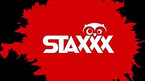 Kahverengi saçlı MILF çoraplarıyla ırklararası yüzüne boşalma alıyor