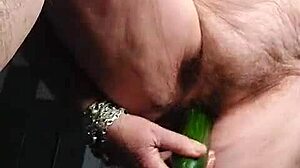 Babička drtí chlupatou kundičku okurkou!