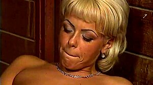 i'm a german teen who loves masturbating with big dildos every day