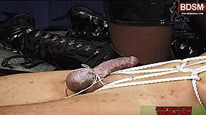 Sono la dominatrix tedesca che punisce lo schiavo con CBT doloroso in lattice