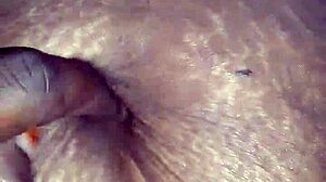 हॉर्नी देसी आंटी हसबैंड्स फ्रेंड को वाइल्ड फकिंग के लिए लुभाती है