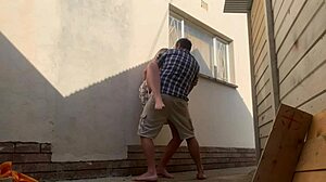 Cuckold-vaimo jää kiinni vieraan kanssa ravintolan ulkopuolella