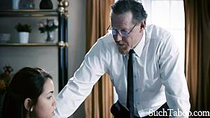 Virgem jovem marcada por encontro tabu com bispo