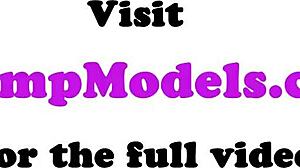 Čudovita debeluška se igra sama s ogromnim dildom