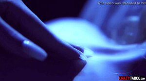 فتاة توافق على جنس ثلاثي مع رجل ودمية