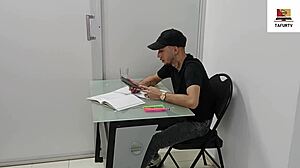 mi compañera esta cachonda y me seduce para que la ponga a chupar verga- parte 1