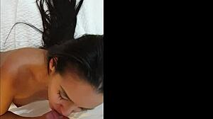 Kuuma latinalainen polvistuu isolle kyrvälle syvään kurkkuun. Imelee kovaa massiiviseen siemensyöksyyn!