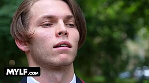 Nikki e Lia si intrufolano nel posto per scopare ma la matrigna arrapata le becca in azione