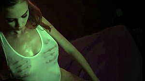 Petit rödtopp Ava Parker lyser i sinnlig våt T-shirt tävling