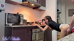 继女摇晃屁股上沾满继父的精液