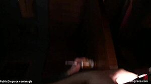 Gebonden slaaf voor diepe keel en harde kont neuken buiten