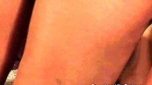 Hé, kijk deze borstige dienstmeid domineren met een strapon!