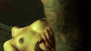 Majhna tetovirana punca dominira moškega sužnja v BDSM prdenju.