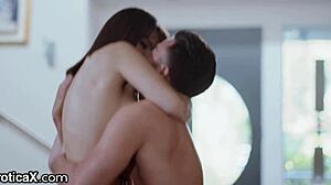 嘿，可爱情侣激烈激情地操