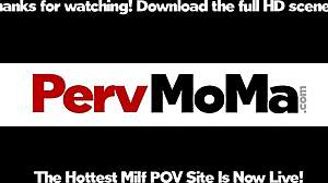 Stepmom berbucu besar Dee Williams bagi titty fuck POV panas! Tengok dia slide atas kote besar!