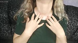 涂油脚部按摩变成18+青少年恋物癖游戏