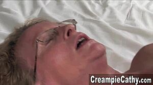 MILF dostaje masywnego creampie od big black cock, chcesz zobaczyć?