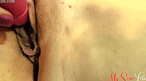 Wow, Lexies klitoris vibrator session får hende til at komme så hårdt! 😍