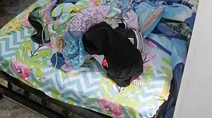 kolumbijska tinejdžerka 18+ duboko grli crnca dok liže njegovu guzicu