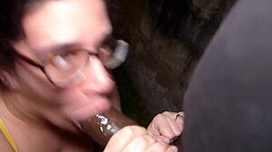 Vadia Branca Ajoelha pro Pau Enorme do Papai Preto ao Ar Livre. Depois, Vão pro Motel pra Mais!