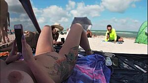 Verheiratete Braut präsentiert Strand-POV von Masturbator