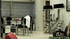 Rdečelaska punca uživa v footjobu in vzame vroč cumshot