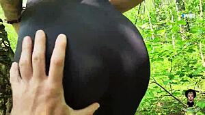 Sexy fit blondýnka cucá a jezdí na mladé 18+ chlupaté píči v lese se spolužákem