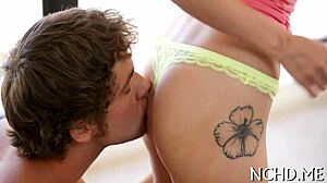 Casal jovem enlouquece com foda hardcore no sofá aconchegante.