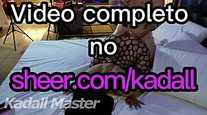 Kel adam sıcak esmeri motelde götüne boşalmasını yalvararak yoğun sikiş yapıyor