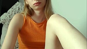 ليدي بوي بلوند تستمني بثديين صغيرين 18+