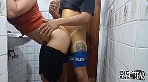 Hermanastra latina atrapada en estante recibe follada dura en el culo por mí