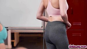 치어리더 엘리자 이바라 코코 러브락 라커룸 야생 섹스