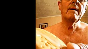 watch me cum on biscuit while staring at bengeeman