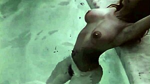 Jaká tajemství se skrývají v temném Londýně s těhotným vintage threesome?