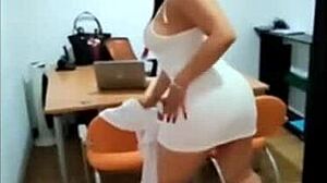 Zamira culona con su primer disfraz y la potra aleja con la camiseta de ecuador viendo el partido