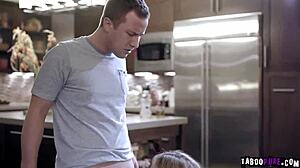 Kakšne skrivnosti skrivajo v tej blondi varuški na kavču?