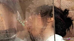 Mokra CFNM oblečena jeba v prhi za seksi milf Romano Ryder!