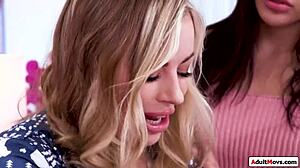 Ξανθιά γκόμενα ρουφάει μεγάλο πούτσο μετά από σκληρό χωρισμό