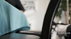 Τυχερός Σύζυγος Πιάστηκε με Μελαχρινή και Ξανθιά Γραμματέα σε Deepthroat Δράση