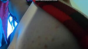 Zamira culona con su primer disfraz y la potra aleja con la camiseta de ecuador viendo el partido