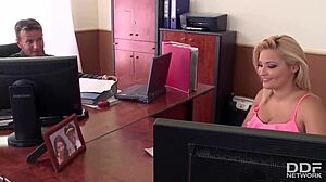 Úžasné kancelářské kurvy chycené při lízání kundi a tvrdém souloži!