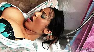 Mokra CFNM oblečena jeba v prhi za seksi milf Romano Ryder!