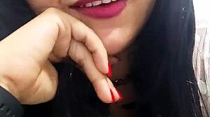 Kućni prvi solo orgazam sa prirodnim sisama i nogama